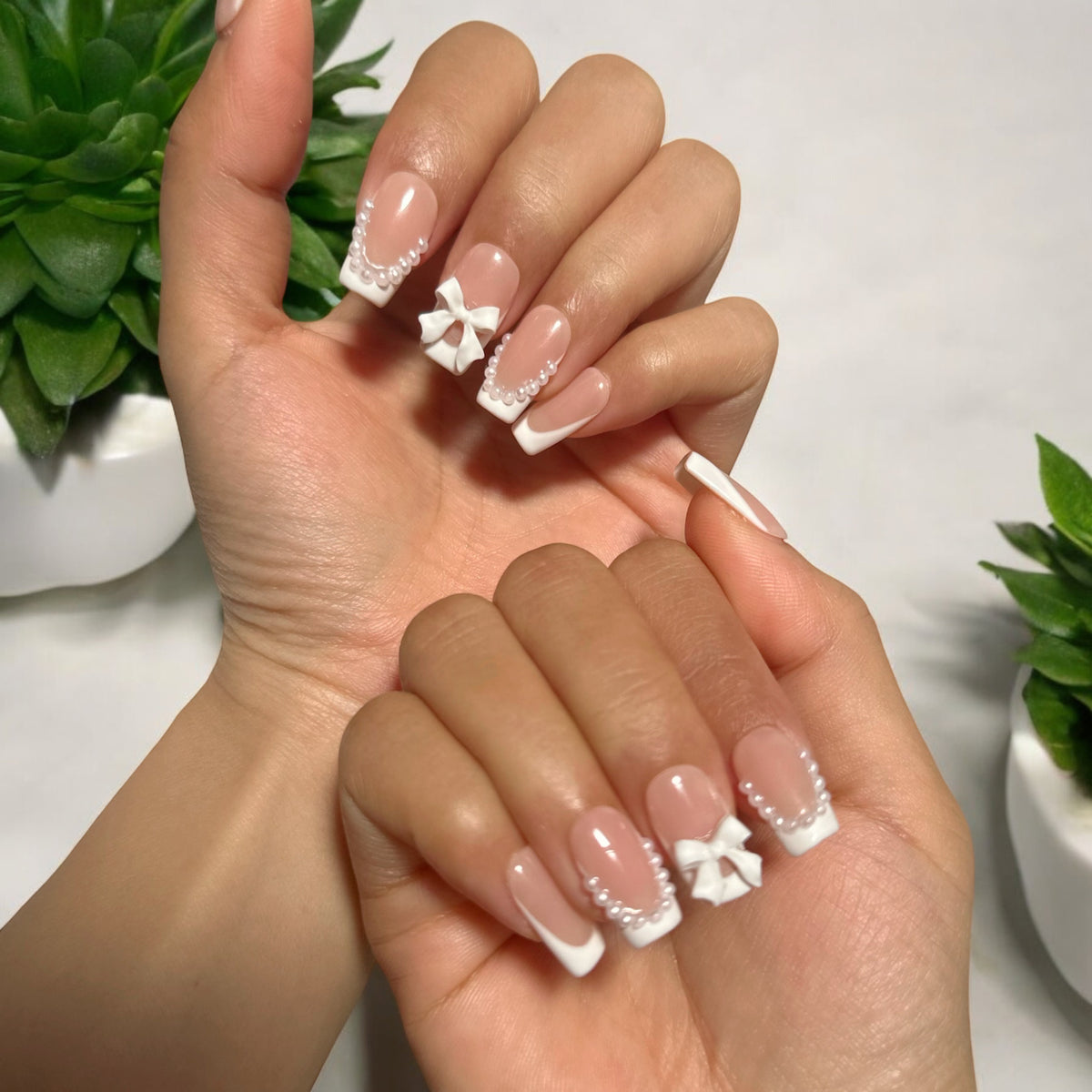 Classic White Bow press-on nail set, product photo 3