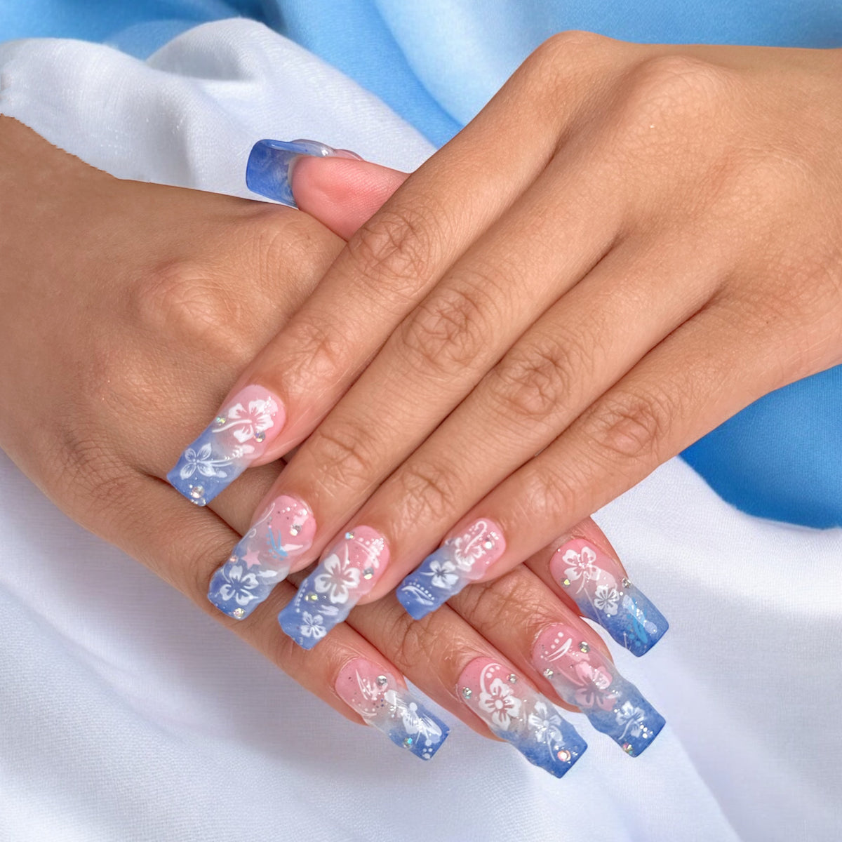 Blue Blossom press-on nail set, product photo 2