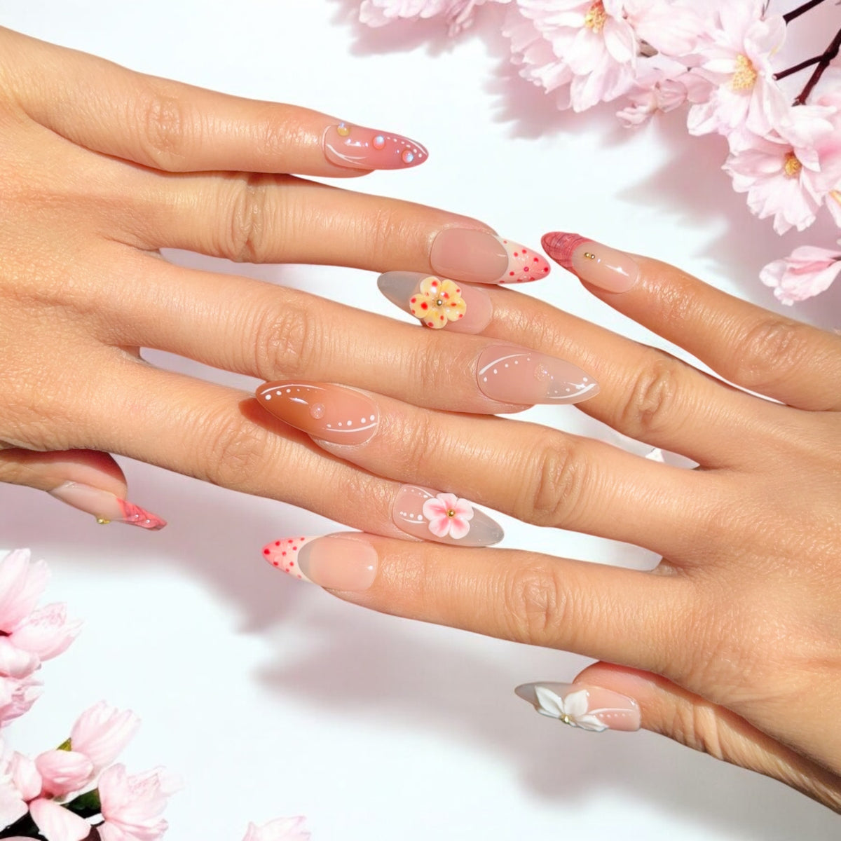Seasons Love press-on nail set, product photo 3