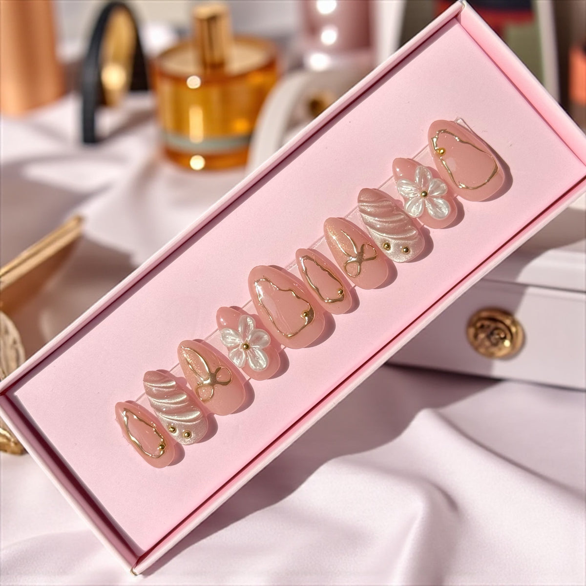 Aurelia press-on nail set, product photo 3