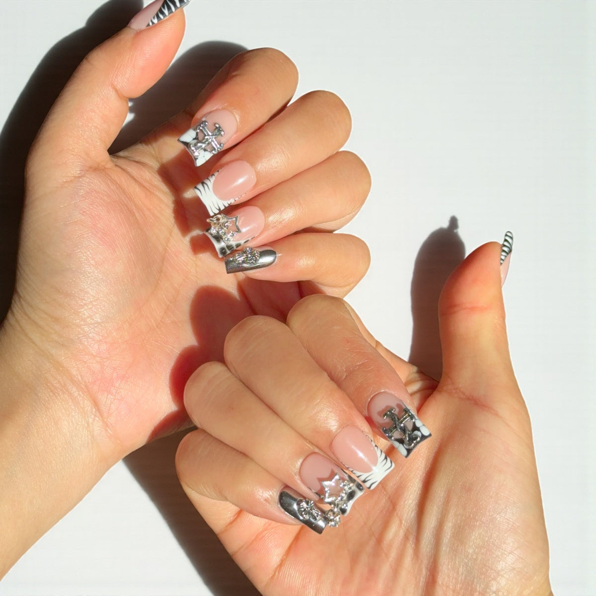 Chained Star press-on nail set, product photo 3