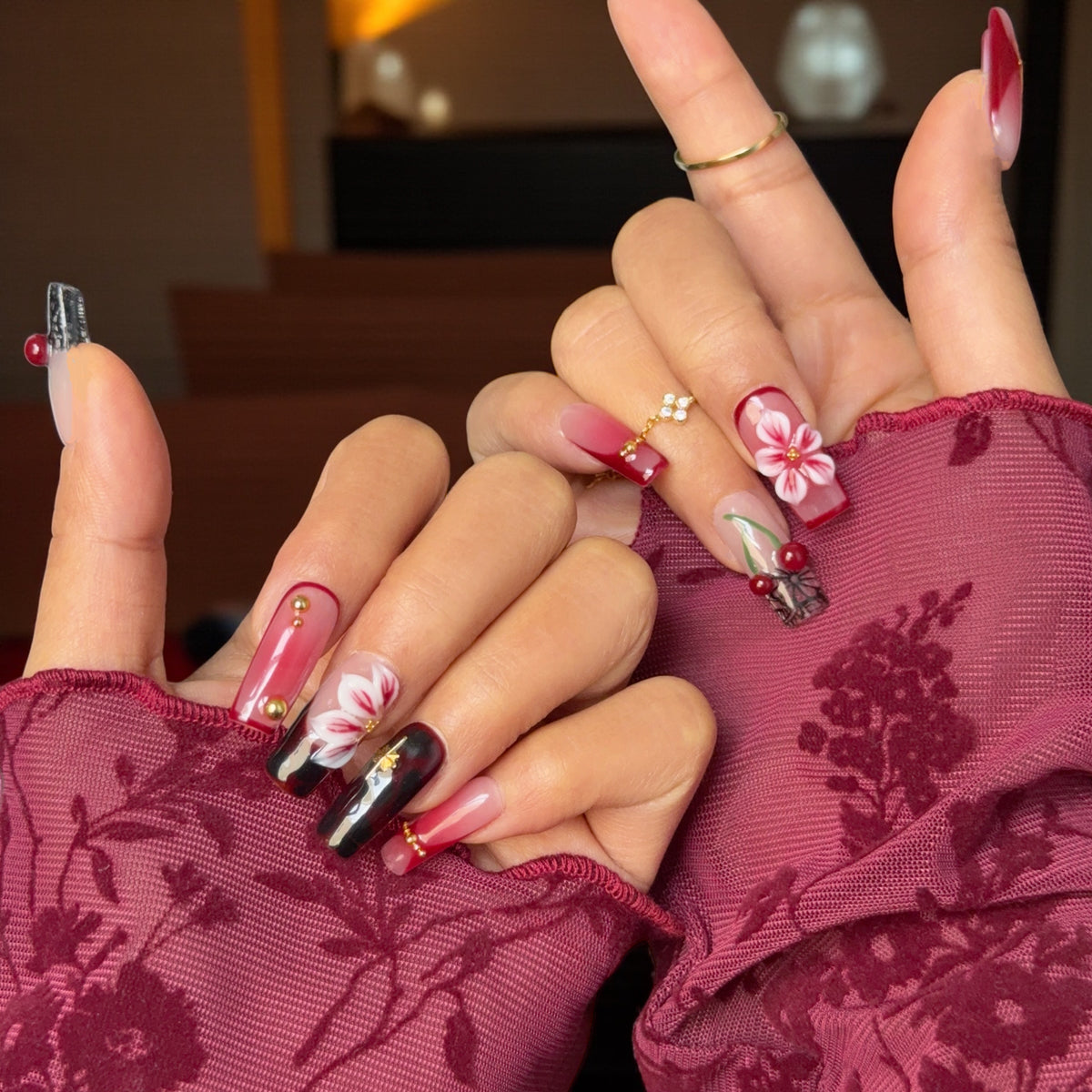 Plum Diva press-on nail set, product photo 2
